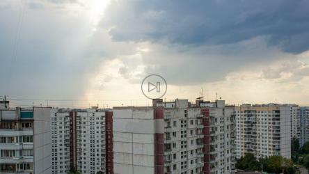 灰色云层下的公寓楼[]