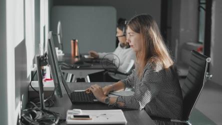 在办公室工作的年轻女孩[]