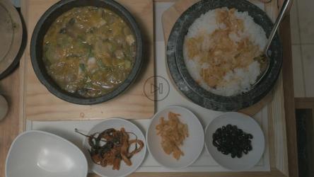 晚餐吃传统的韩国菜[4K]