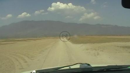 一辆皮卡车在阳光明媚的沙漠中拍摄的自制视频[免费商用]