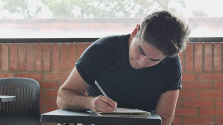 年轻学生在教室里抄黑板[免费商用]