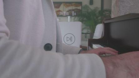 一位技艺高超的钢琴家在优雅的大厅里弹奏三角钢琴[4K免费商用]