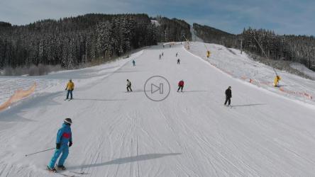 飞越滑雪者沿着白雪皑皑的穆恩坦滑雪[4K]