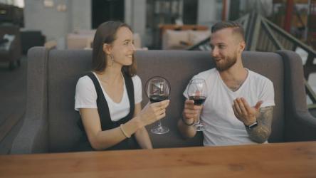 第一次约会时喝酒[]