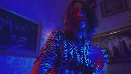 年轻人在聚会上跳舞喝酒[免费商用]