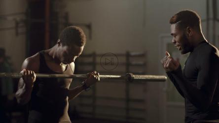 与教练一起在健身房锻炼[4K]