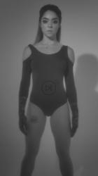 年轻女孩跳舞，在一个黑白镜头[免费商用竖屏]