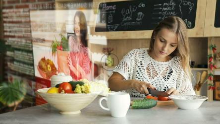 一名女子一边切菜一边观看未来主义教程[]