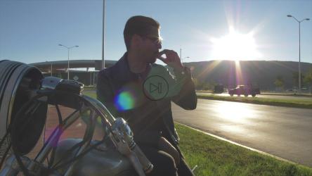 一名男子坐在摩托车上[免费商用]