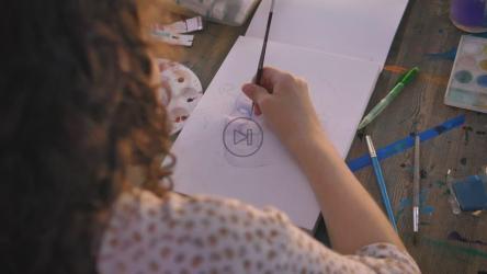 关注艺术家女孩的手用水彩作画[免费商用]