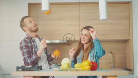 搞笑夫妇在厨房玩得很开心[]