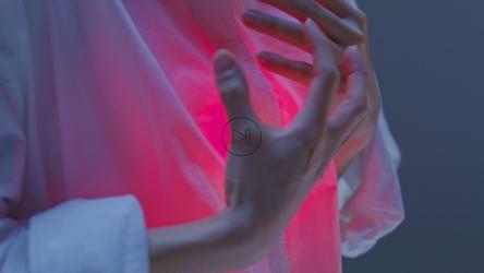 一位当代舞者的胸部泛着红光[免费商用]