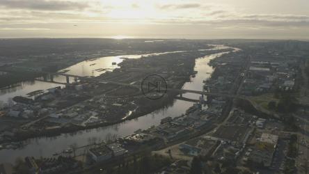 河流穿越城市，从空中拍摄[免费商用]