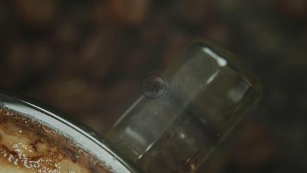 咖啡杯和泡沫的特写[]