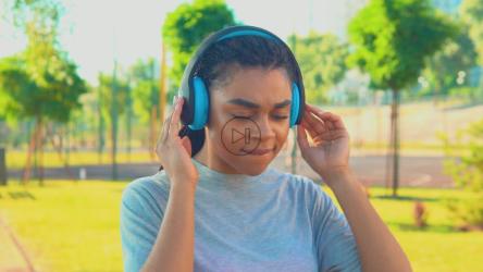 非洲裔美国女孩在公园散步时跳舞[4K免费商用]