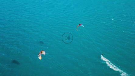 风筝冲浪者穿越地中海的鸟瞰图[]