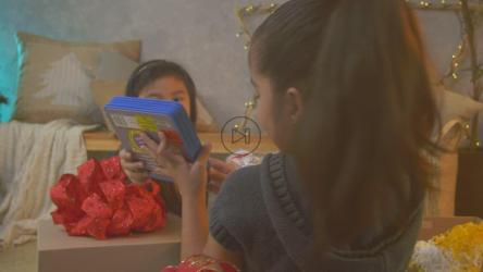 两个女孩在玩她们的圣诞礼物[免费商用]