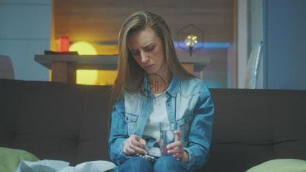 年轻女子服药[]