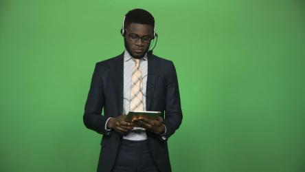 带耳机和平板电脑的商人[4K]