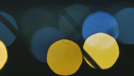 穿过栅栏的一圈圈失去焦点的灯光[4K免费商用]