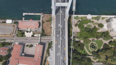 有汽车的跨河电缆桥[4K]