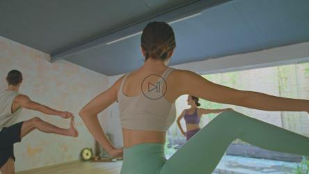 三个人一起练习瑜伽[4K免费商用]