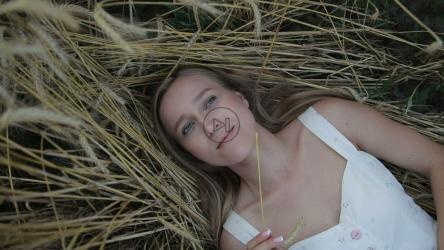 一个女孩躺在稻草上旋转的肖像[]