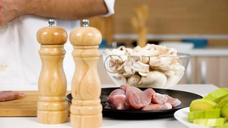 厨师给一块肉调味[]