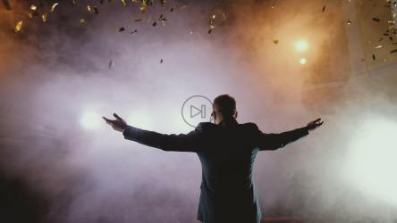 演讲结束时举起双臂的演讲者[]