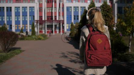 女孩步行上学[4K]