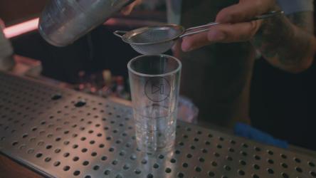 在酒吧里供应饮料[免费商用]