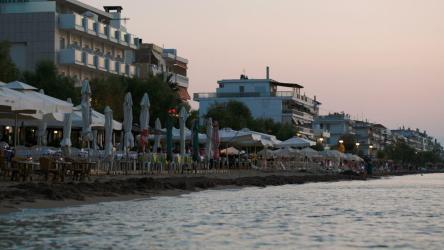 傍晚宁静的小镇海滩[]