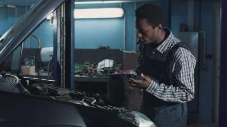 机修工检查汽车发动机[4K]