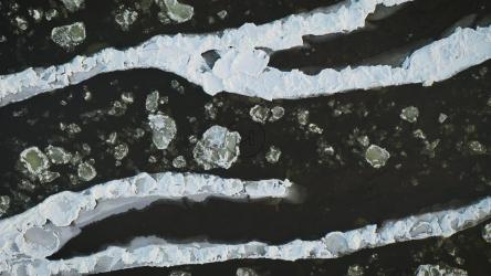 从上方拍摄的河流中的浮冰[]