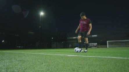 非常有经验的足球运动员熟练地玩杂耍球[免费商用]