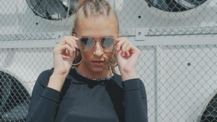 女孩在户外T台上摆造型[]