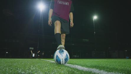 有技巧的球员用球做高难度的动作[免费商用]