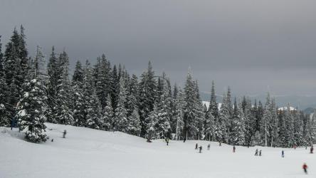 游客在滑雪场练习的时间流逝[4K]