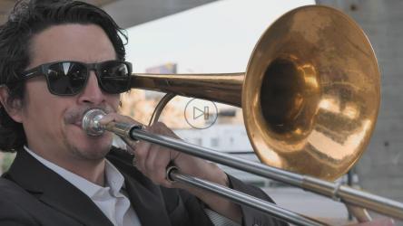 长号演奏家演奏他的乐器[4K免费商用]