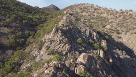 在岩石山丘上缓慢骑行[4K免费商用]