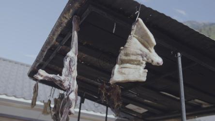 在金属屋顶下干燥[4K]