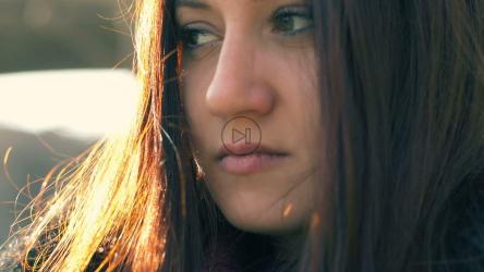 一个悲伤的女人坐在外面的特写[]