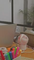 一位年轻女性在家办公的肖像[免费商用竖屏]