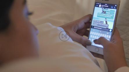 女孩躺在床上用手机聊天[免费商用]