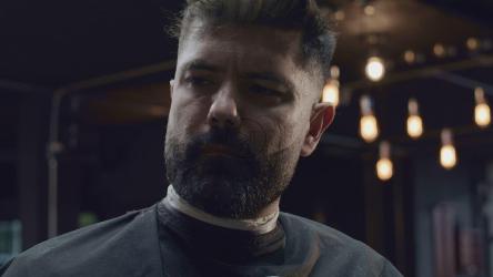 理发师切割一名男子'；s的胡子[4K免费商用]