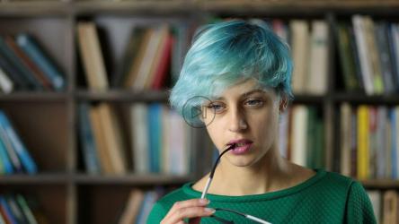 女孩陷入沉思[]