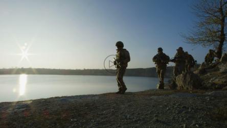 日落时在湖边散步的士兵[4K]