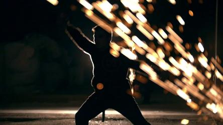 夜间工业环境中的男子训练[]