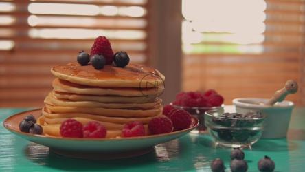 早餐的盘子里有一塔热蛋糕[4K免费商用]