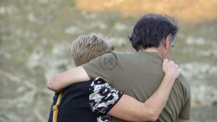 情侣边笑边哭边拥抱[]